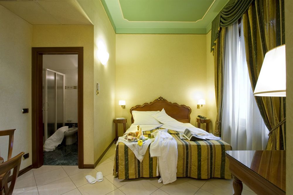 Hotel Londra Alessandria Kültér fotó